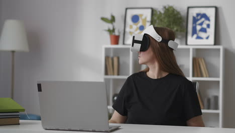 Frau-Schaut-Sich-Um-Und-Verwendet-Ein-Modernes-Head-Mounted-Display-Für-VR-Im-Wohnzimmer.-Mittleres-Porträt-Einer-Weiblichen-Benutzerin-Im-Innenbereich,-Gerät-Für-Videospiele-Und-Bildung